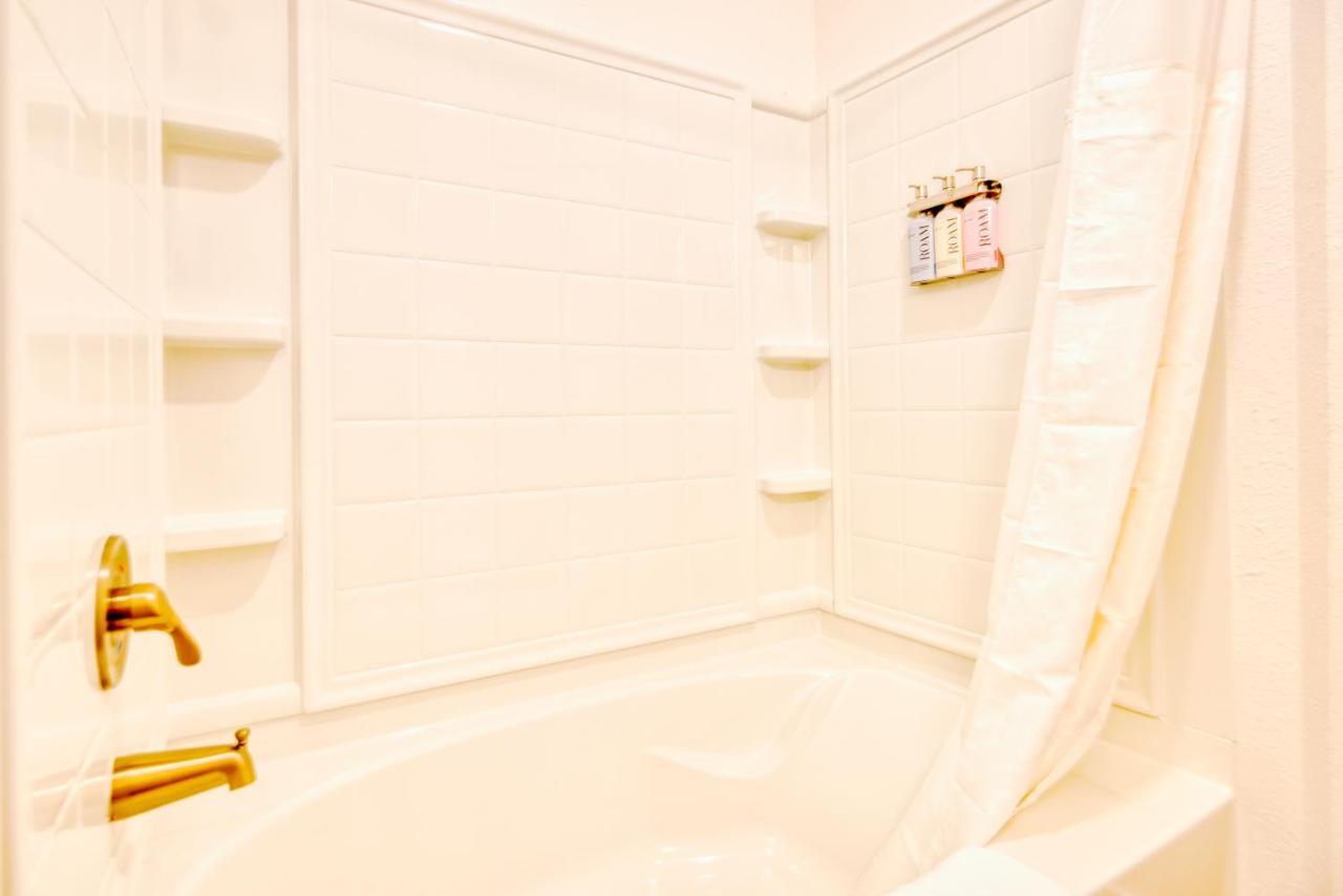 Luxe One Bedroom Apartment With Balcony Gainesville Extérieur photo